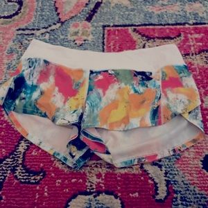 LULULEMON NO LIMITS WHITE MULTI speed up shorts